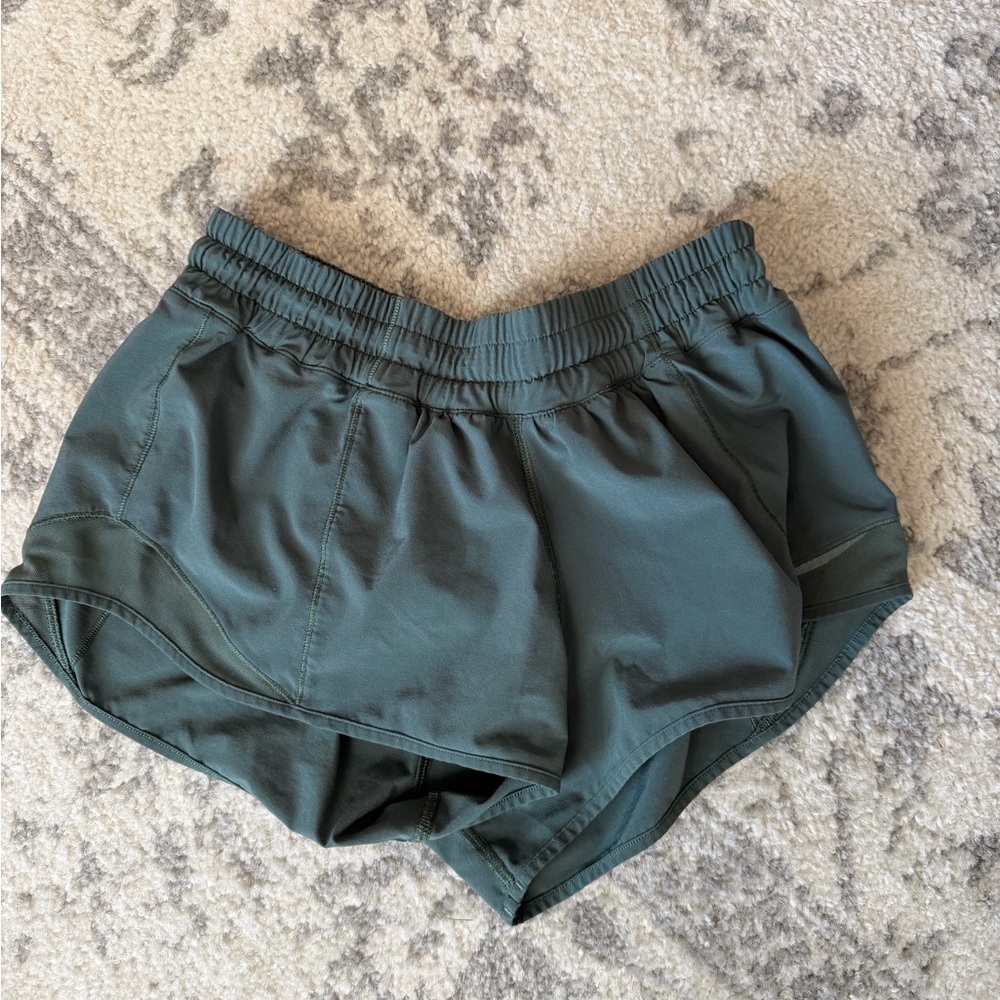 lululemon athletica Hotty Hot 2.5” Size 6 Shorts